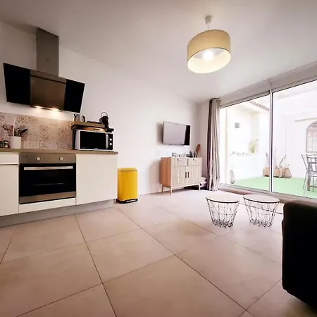 Le Thuret Fleuri - T3 Avec Terrasse Apartment