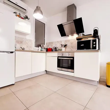 Le Thuret Fleuri - T3 Avec Terrasse Apartment *